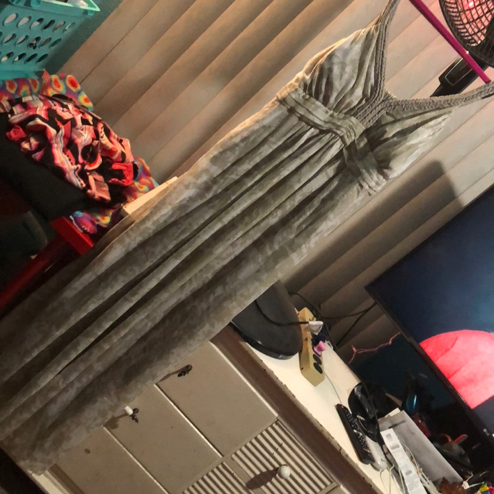 Long wedding dress size XL with straps gray tones.